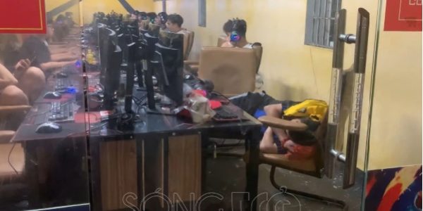 Nhiều quán Internet vẫn “bật đèn xanh” cho game thủ cày đêm, bất chấp lệnh cấm