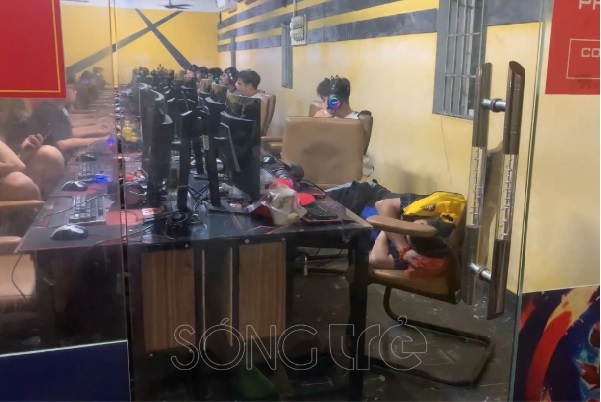 Nhiều quán Internet vẫn “bật đèn xanh” cho game thủ cày đêm, bất chấp lệnh cấm